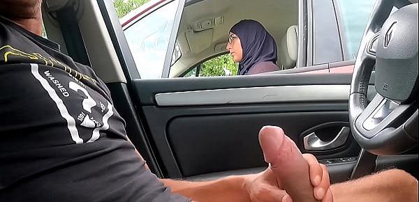 I take out my cock on a motorway rest area, this Muslim girl is shocked !!!